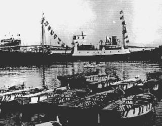 Sopra una foto d’epoca della nave “Tabarca”