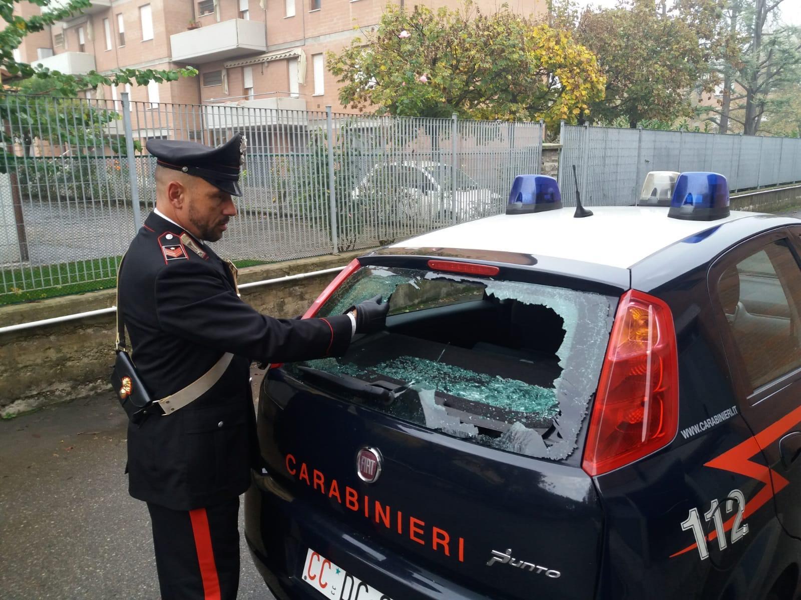 Maranello, spacca con una testata il lunotto dell'auto dei carabinieri