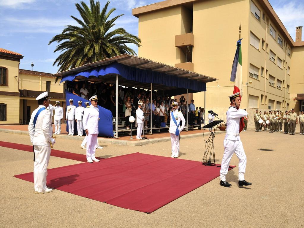 Un cambio di guardia alla scuola sottufficiali della Maddalena (foto archivio)