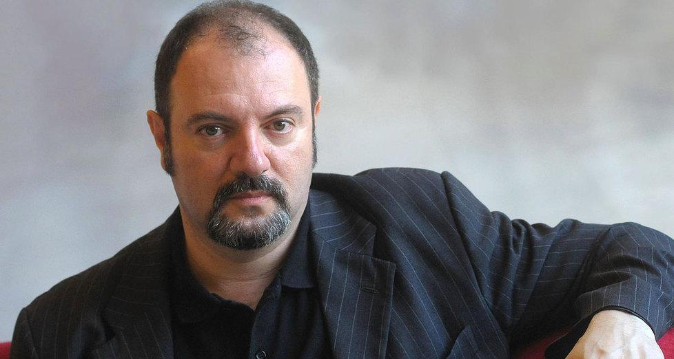 Carlo Lucarelli a Cavriago: «Vi svelo il “peccato mortale” del commissario De Luca» 