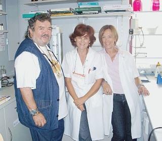 Gigi Santinoceto con due farmaciste