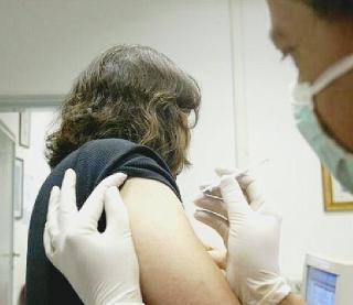 Nella foto un vaccino contro l’influenza, oggi a Firenze l’incontro per discutere come difendersi dalla influenza A nelle scuole