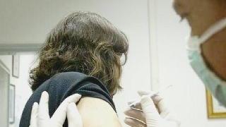 Nella foto un vaccino contro l’influenza, oggi a Firenze l’incontro per discutere come difendersi dalla influenza A nelle scuole