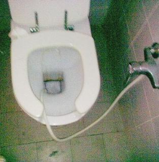 Uno dei bagni dove l’acqua arriva da un rubinetto