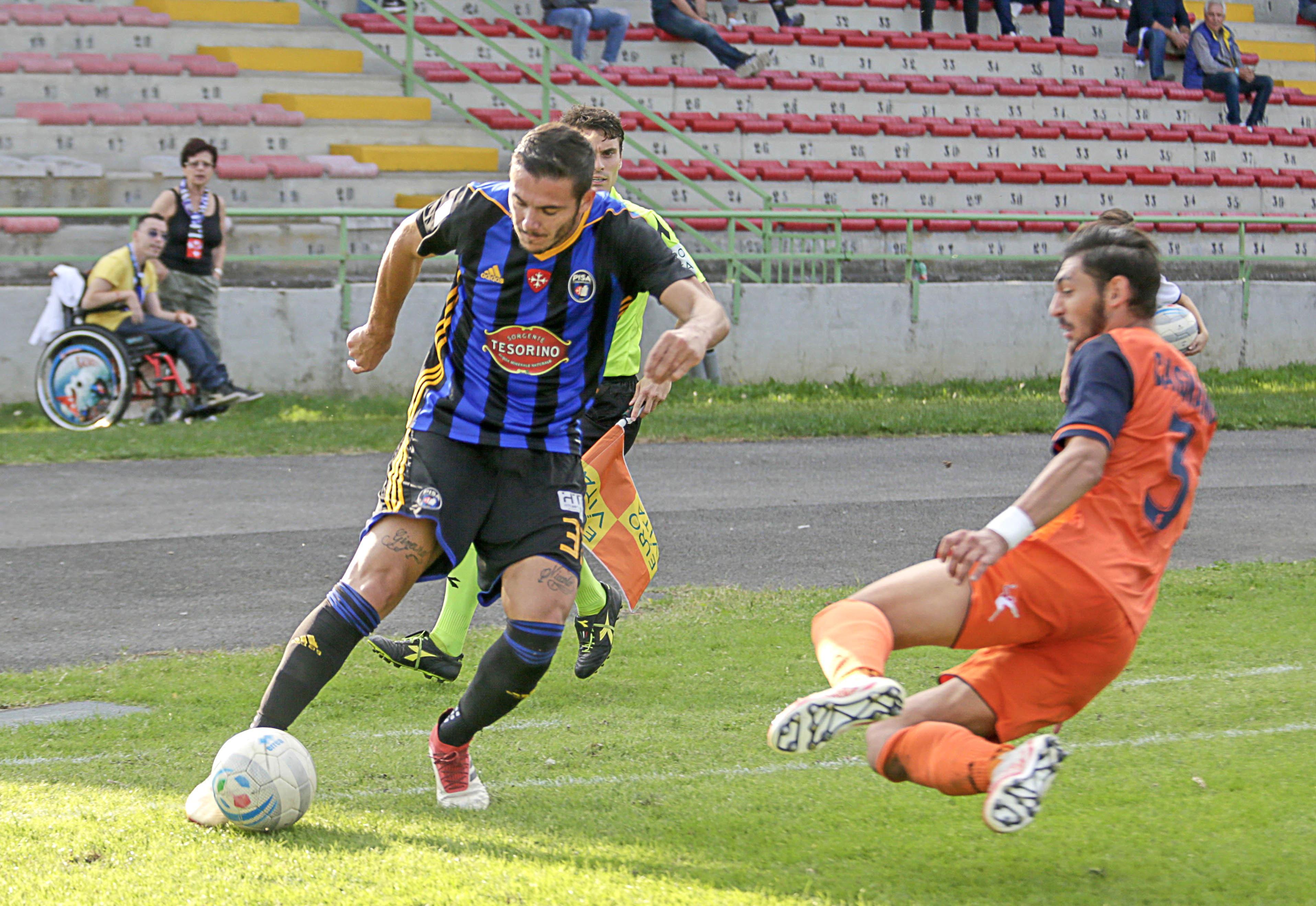 Andrea Cagnano in scivolata  sul pisano Michele Marconi (Foto Lenzi)