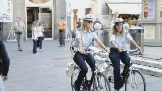 Due agenti della polizia municipale in piazza S. Michele
