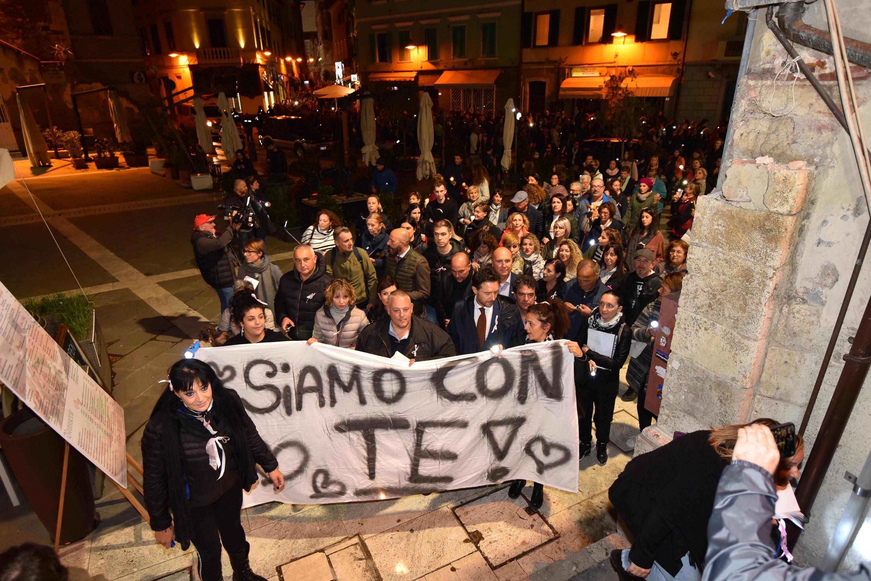 La fiaccolata a Grosseto contro la violenza sulle donne 