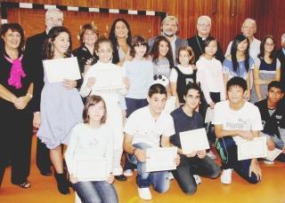 Sopra, foto di gruppo dei ragazzi premiati. A sinistra l’intervento del vescovo Gastone Simoni A destra, altri due momenti della mattinata alla “Mazzei”