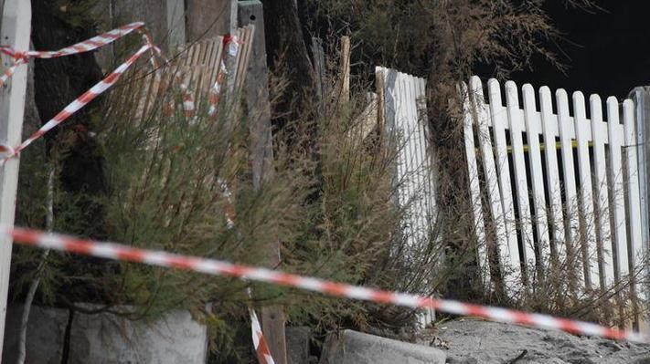 Tolgono le cabine, ritrovano una bomba