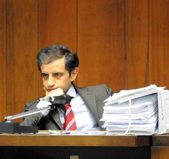 Senza maglia e senza pantaloni rubarono il registratore di cassa 