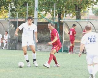Tre momenti della festa-happening al Playground: Potito Starace in versione trequartista, la formazione che si è aggiudicato il minitorneo di calcetto grazie alle reti di uno scatenato Fognini e la squadra in maglia bianca, della quale facevano parte oltre al dottor Parra anche Starace e Volandri