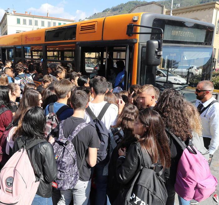 «Servono più bus per le corse verso le scuole di Pescia» 