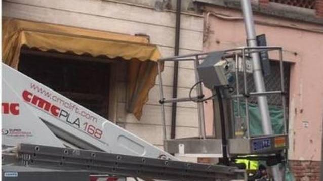 Auto finisce contro il palo della luce