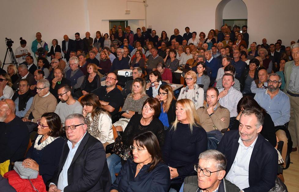 Aula gremita per Cottarelli