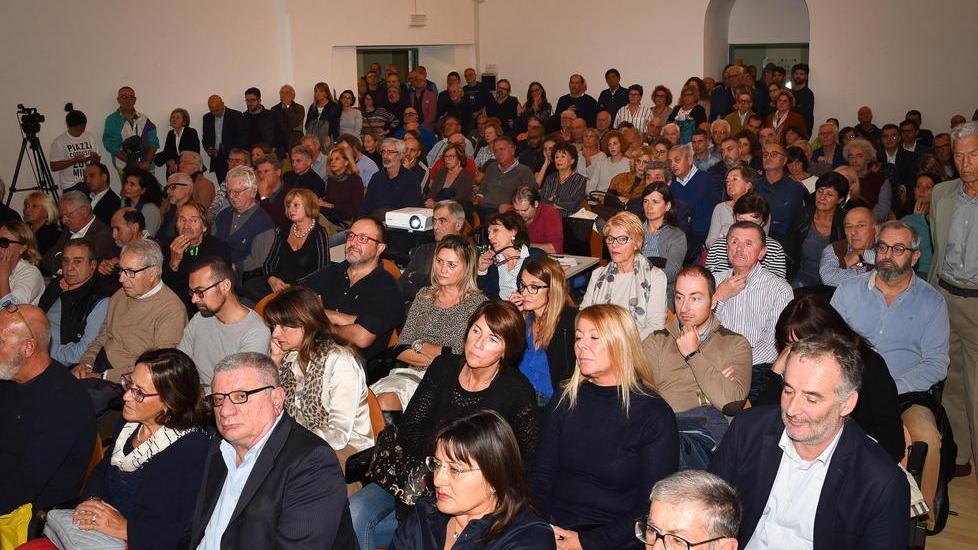Aula gremita per Cottarelli