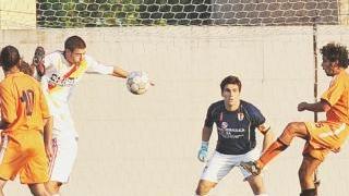 Mano? Non mano? Nella foto di Lorenzo Gori ogni dubbio è fugato: il rigore c’era Ma il Quarrata ne reclama uno anche per sè per un fallo analogo avvenuto pochi minuti prima Alla fine il match ha registrato anche 4 ammonizioni e 2 espulsioni tutte per il Quarrata