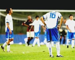 A sinistra la delusione degli azzurri dopo uno dei tre gol incassati in casa del Torino; qui sopra la rete dell’ex Mastronunzio nella sconfitta patita in casa dell’Ancona e, a destra, le proteste dei giocatori dell’Empoli a Modena per un calcio di rigore a favore non accordato dall’arbitro Peruzzo di Schio