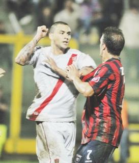 <strong>L’IRA E LA GRINTA.</strong> Il cileno Mauricio Pinilla si scaglia su Zito. Nella foto grande a duello con Abruzzese
