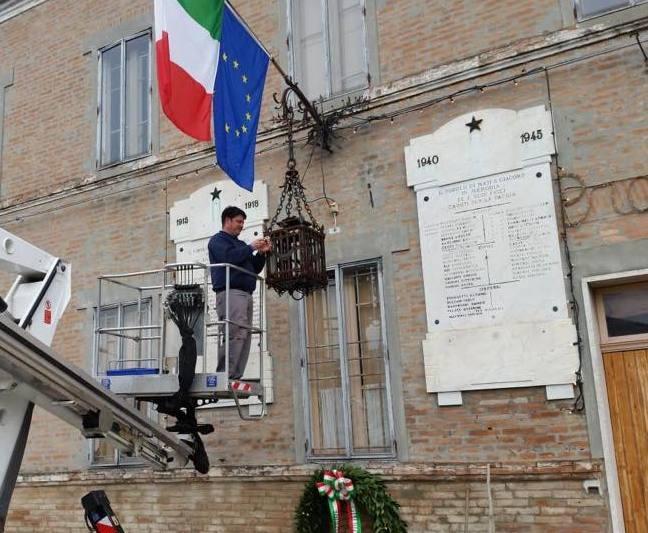 Volontari puliscono lapidi e luci