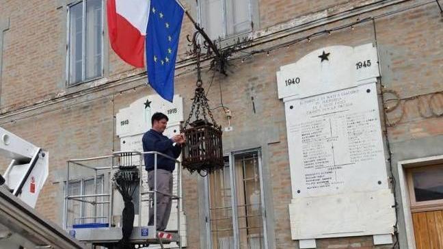 Volontari puliscono lapidi e luci