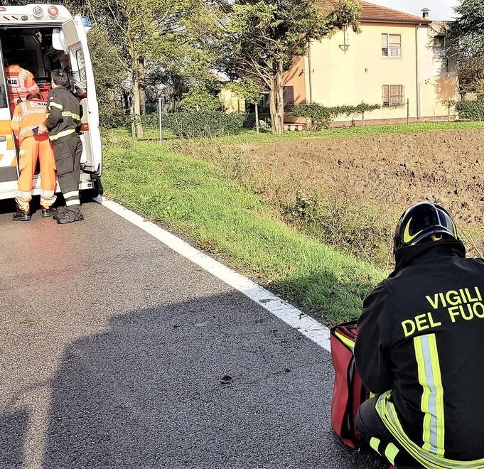 Esce di strada con l’auto Liberata dai vigili del fuoco 