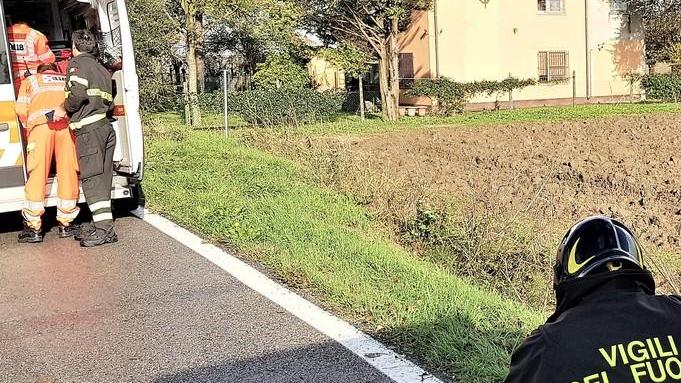 Esce di strada con l’auto Liberata dai vigili del fuoco