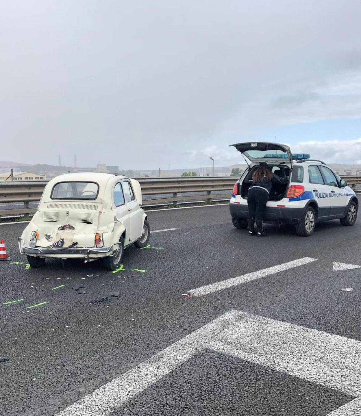 Tir travolge una 500, anziano si salva 