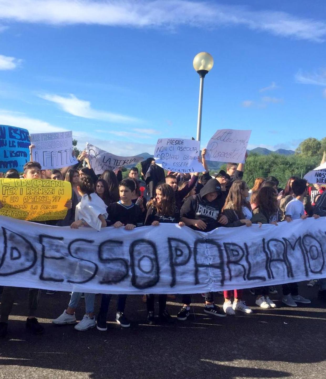 Budoni, studenti in piazza «La scuola non funziona» 