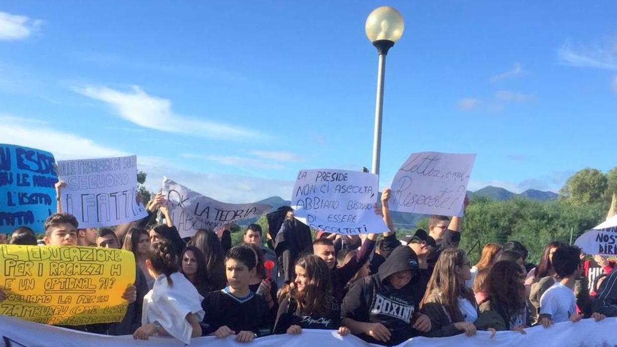Budoni, studenti in piazza «La scuola non funziona» 