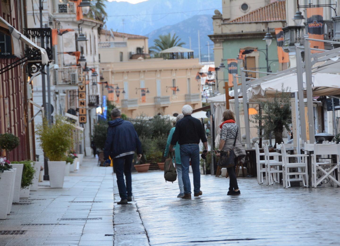 Orario continuato in centro l’idea divide i commercianti 
