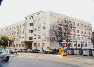 A sinistra il palazzo dell’ex Intendenza di finanza Sopra l’assessore alle finanze del Comune Alessandro Volpi