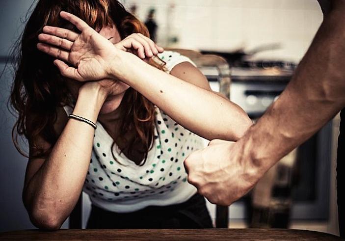 «Diventa Testimone di Geova». Insultata e picchiata dal marito 