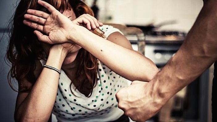 «Diventa Testimone di Geova». Insultata e picchiata dal marito