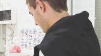 Uno studente mentre timbra il suo cartellino