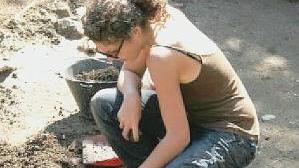 A destra un’archeologa nel sito di San Gaetano A sinistra ecco cosa è emerso dalla campagna di scavi che sta ormai per chiudersi