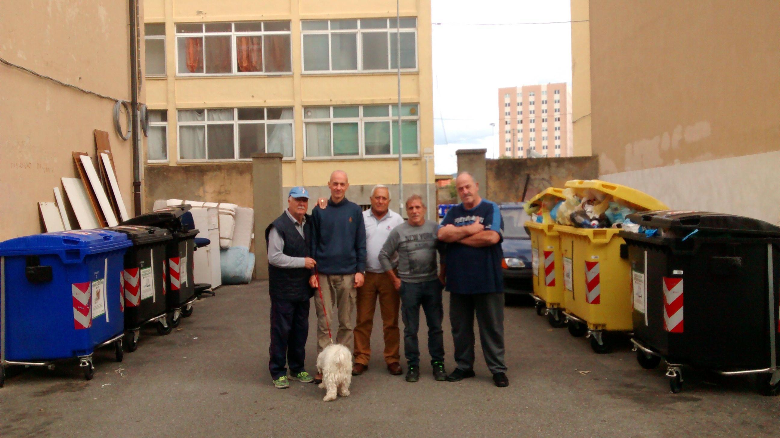 Degrado in via Bengasi, la protesta: «Liquami ovunque e cassonetti usati dai turisti dei rifiuti» 