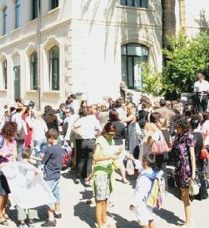 Bambini davanti alla Guerrazzi, sotto Garigali