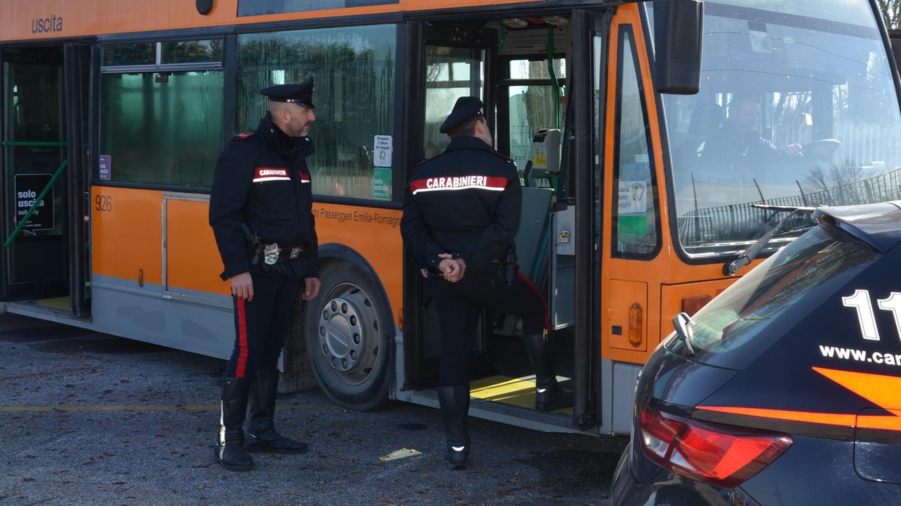 Carabinieri a una fermata dell'autobus (foto archivio)