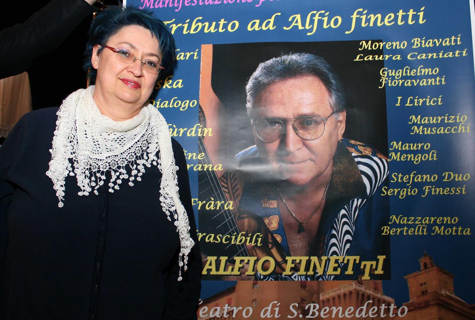 Rita Finetti davanti alla locandina dello spettacolo per mpapà Alfio
