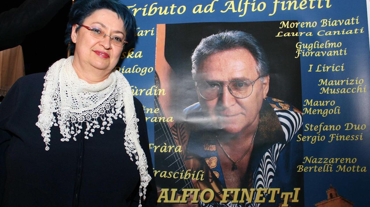 Rita Finetti davanti alla locandina dello spettacolo per mpapà Alfio