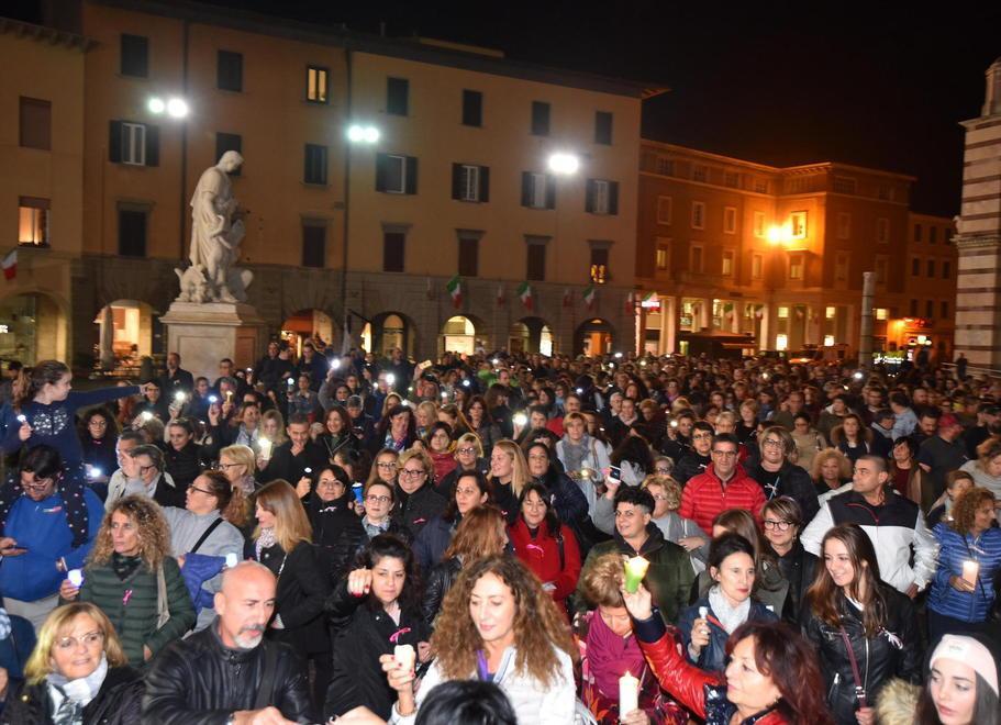 Migliaia di torce in corteo contro la violenza sulle donne