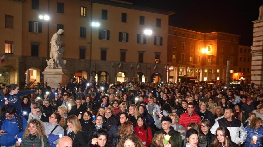 Migliaia di torce in corteo contro la violenza sulle donne