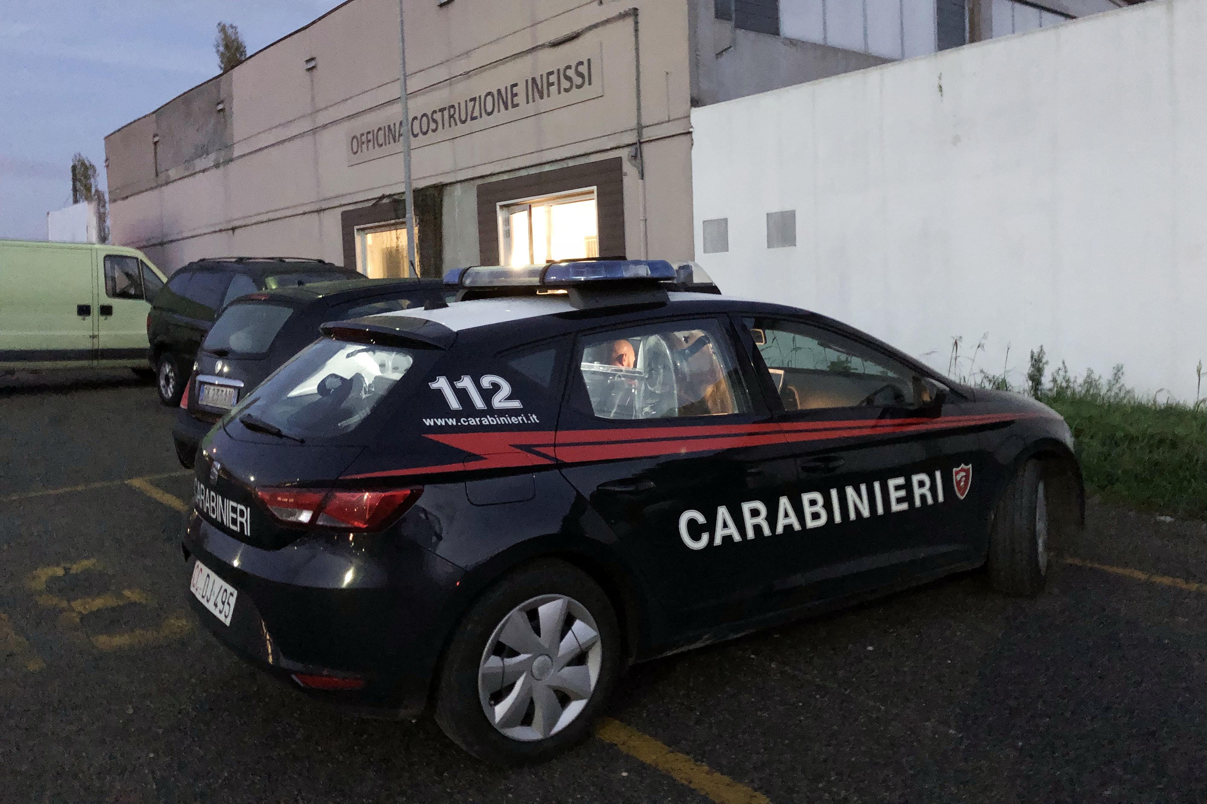 I carabinieri davanti all'azienda
