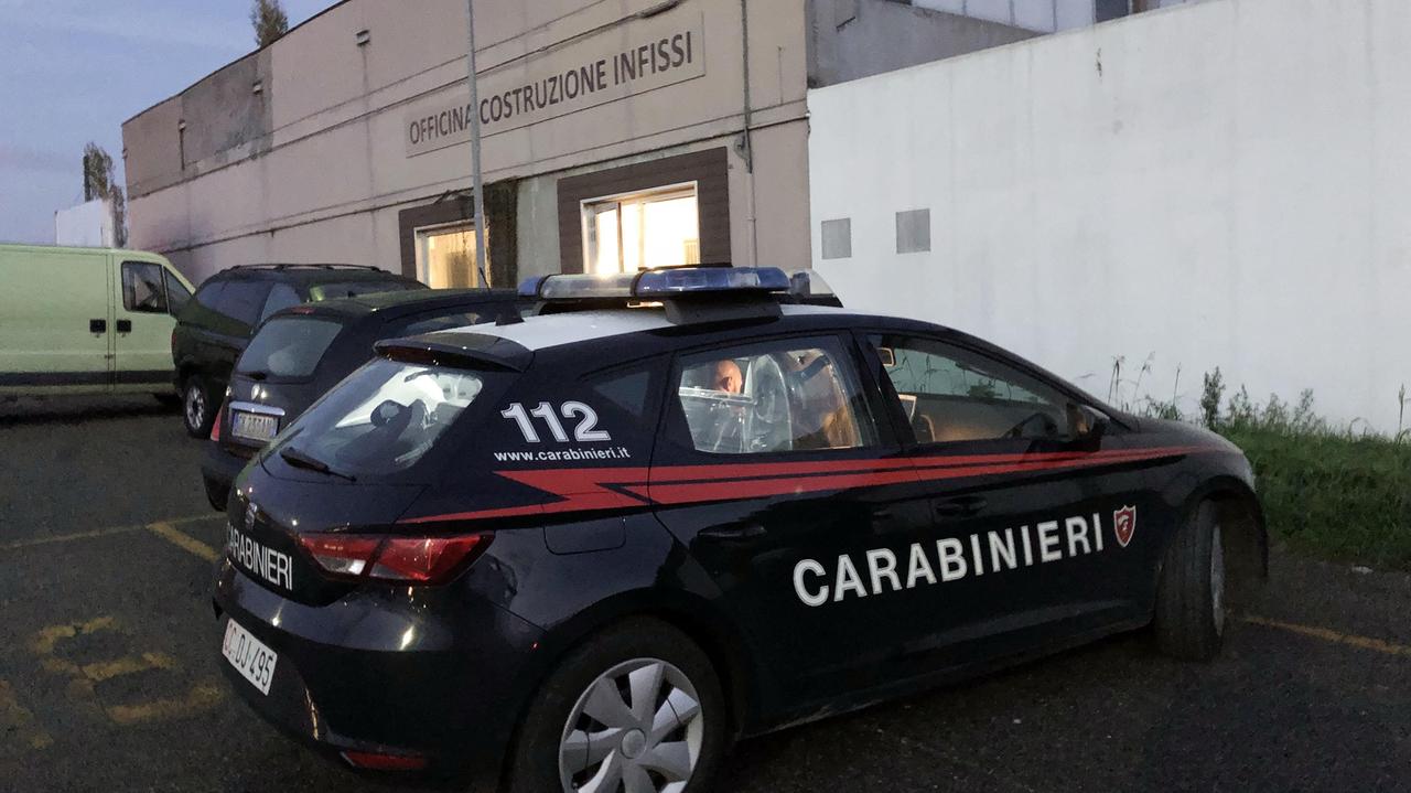 I carabinieri davanti all'azienda
