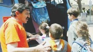 Bambini salgono su uno scuolabus