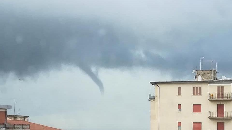La tromba d'aria che nella mattina di mercoledì 7 novembre si è formato in mare a Follonica (Foto di Sara Paradisi dal gruppo Facebook "Sei Follonichese se")