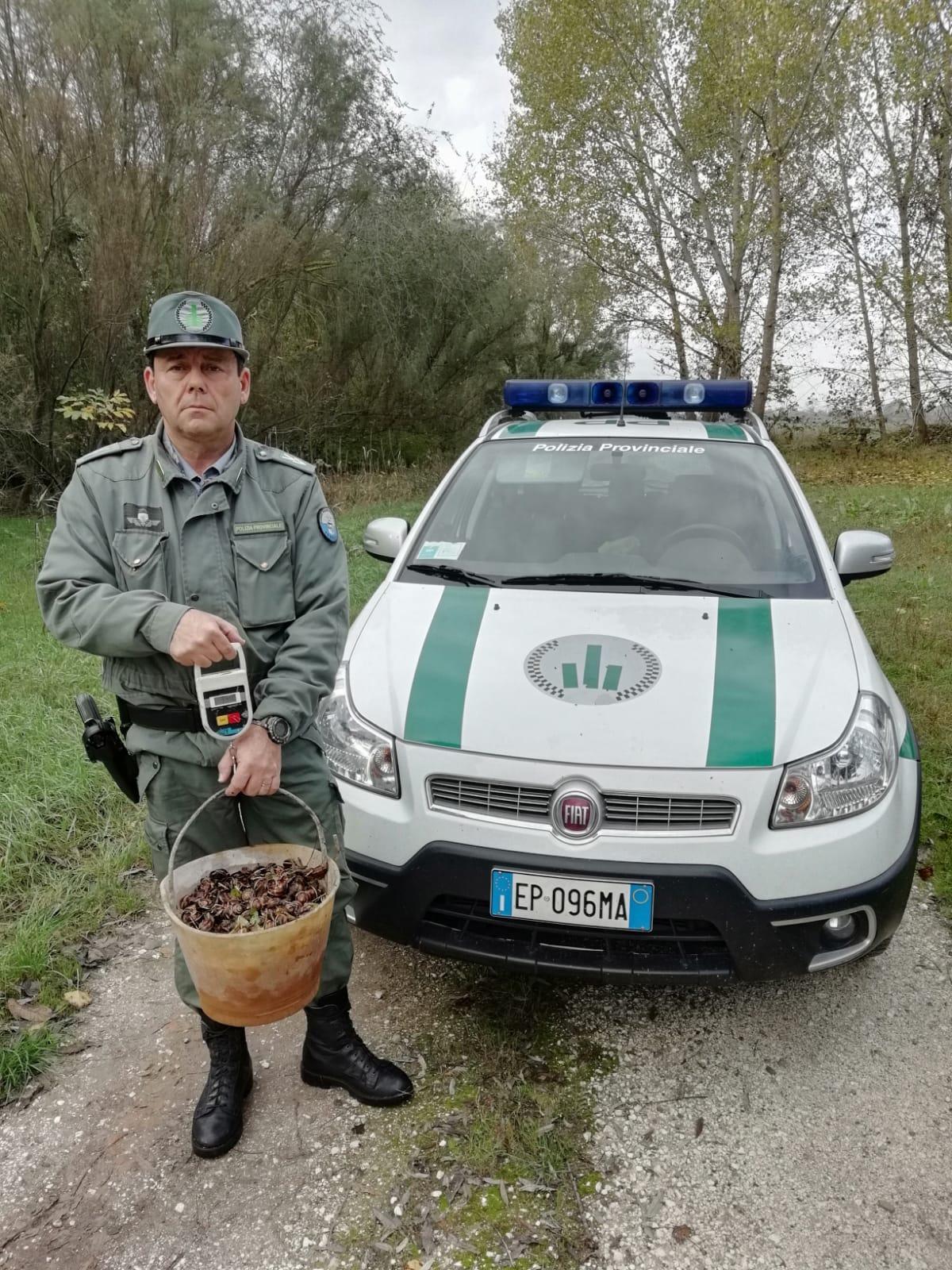 La Polizia provinciale con le lumache sequestrate