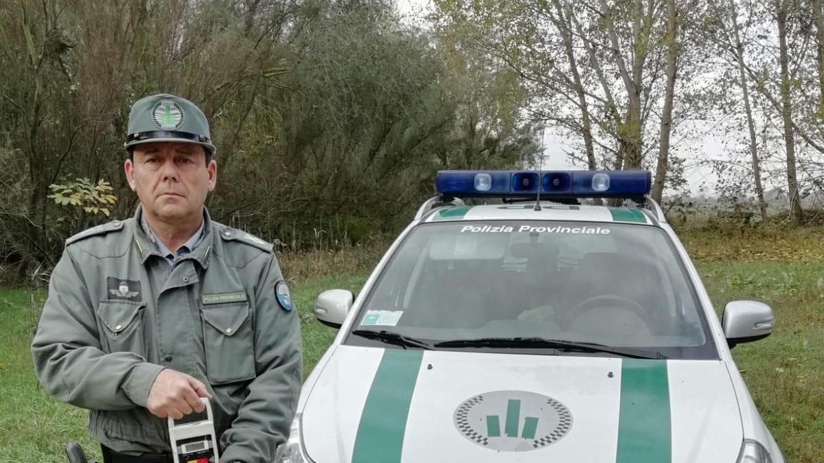 La Polizia provinciale con le lumache sequestrate