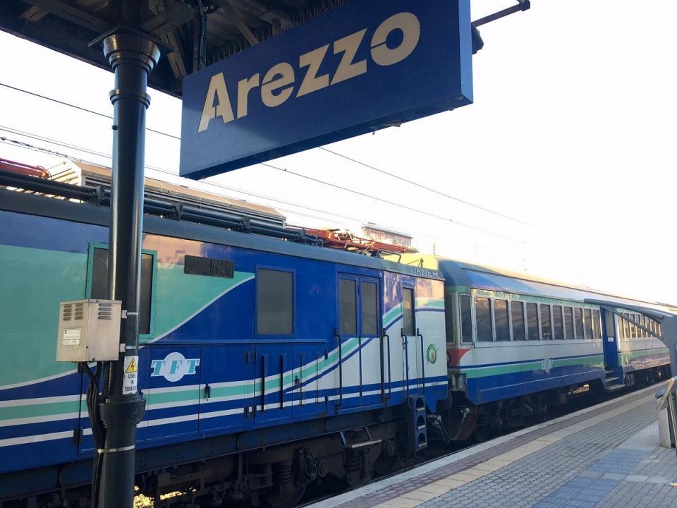 Perdono il treno e chiedono aiuto, lei stuprata e lui picchiato 