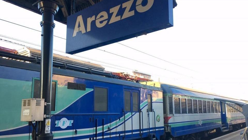Perdono il treno e chiedono aiuto, lei stuprata e lui picchiato